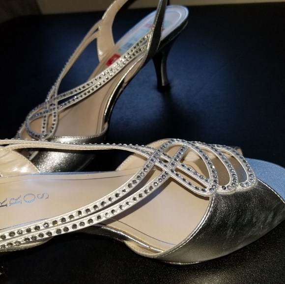NWT Caparros philomena silver heels with sparkly stones - Picture 9 of 15